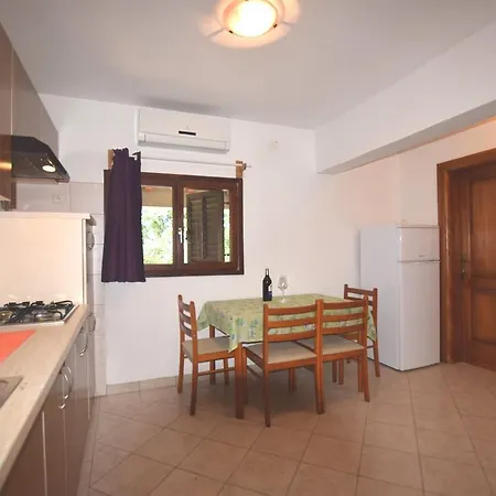 In With Private Pool Apartment Banjole